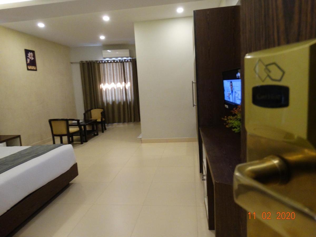 Hotel Le Sapphire Sultan Bathery Buitenkant foto