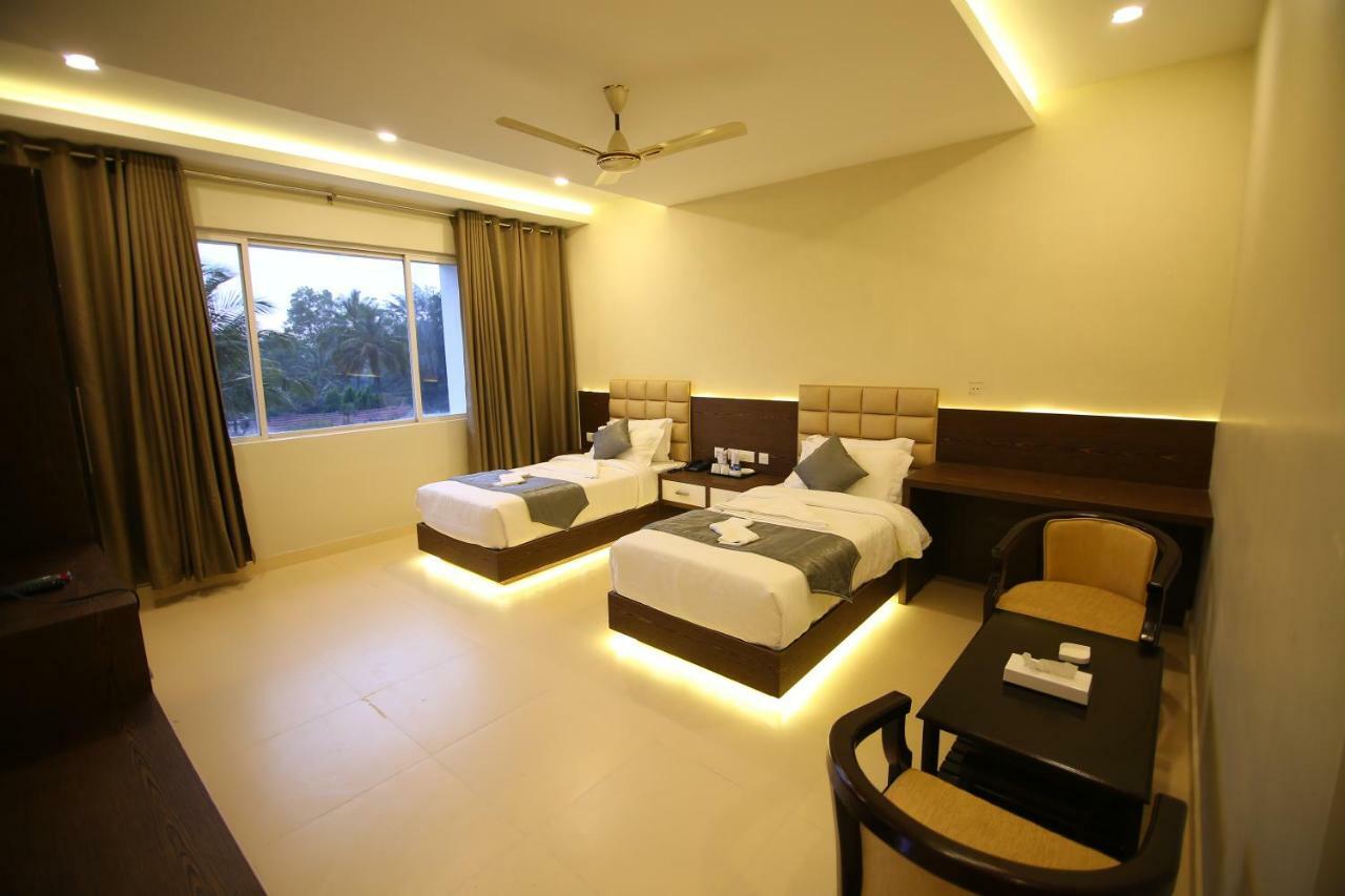 Hotel Le Sapphire Sultan Bathery Buitenkant foto